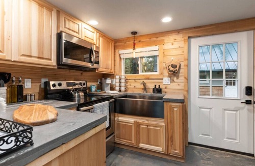Paradise Estates Cabin | Mt Rainier Cottage-Sauna! Hot Tub! Patio! Firepit!