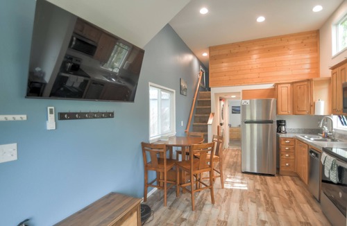 Packwood Cottage | Mt Rainier Riverfront Tiny Home in Packwood - White Pass Basecamp - AC - EV Plug
