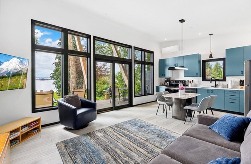 Poulsbo House | Mt Rainier View Beachfront Retreat - Private Beach