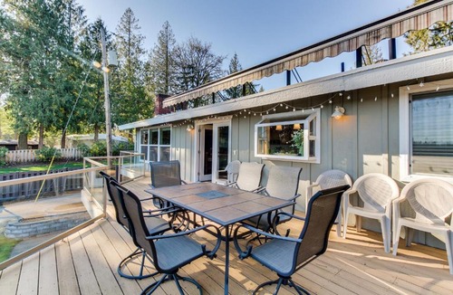 Lake Morton-Berrydale House | Mt. Rainier view from Lake Morton