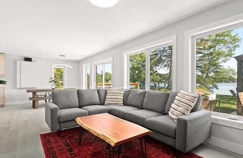 Mount Uniacke House | Mt Uniacke Lakefront Cottage