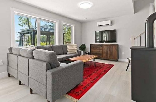 Mount Uniacke House | Mt Uniacke Lakefront Cottage