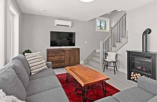 Mount Uniacke House | Mt Uniacke Lakefront Cottage