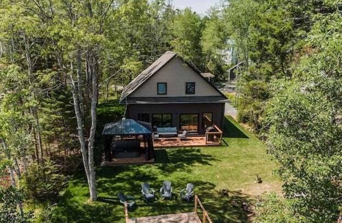 Mount Uniacke House | Mt Uniacke Lakefront Cottage
