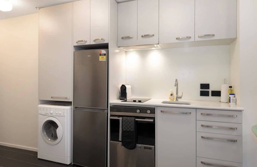 Wellington Apartment | Mt Victoria Studio - Kitchen, Bath Tub, Sleeps 2
