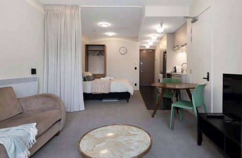 Wellington Apartment | Mt Victoria Studio - Kitchen, Bath Tub, Sleeps 2