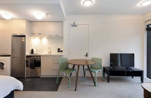 Wellington Apartment | Mt Victoria Studio - Kitchen, Bath Tub, Sleeps 2