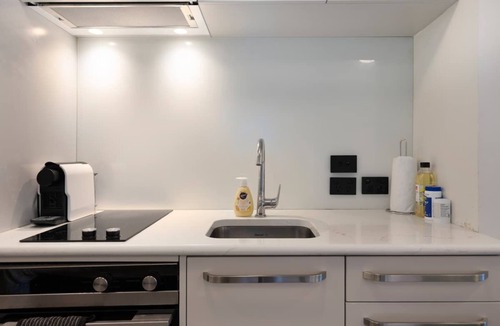 Wellington Apartment | Mt Victoria Studio - Kitchen, Bath Tub, Sleeps 2