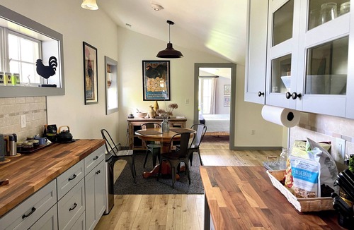 Cambridge Apartment | Mt View, Pickleball on “Where the Wild Things Are" Author’s Private Retreat
