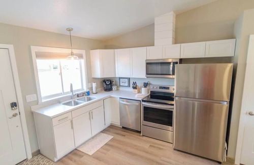 Palmer Bed & Breakfast | Mt. Views Downtown Walkable Kitchen Laundry!