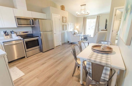 Palmer Bed & Breakfast | Mt. Views Downtown Walkable Kitchen Laundry!
