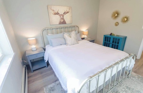 Palmer Bed & Breakfast | Mt. Views Downtown Walkable Kitchen Laundry!