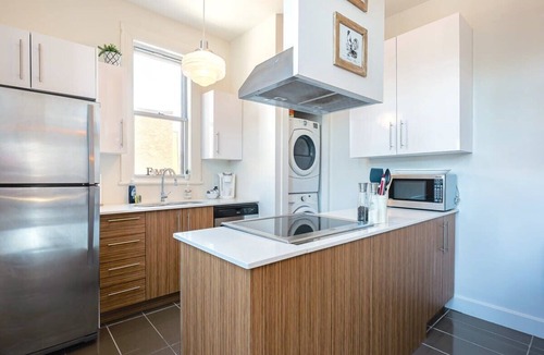 Mile End Apartment | MTLVR #05 | Chic Mile-end, near the mountain, A/C