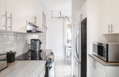 Plateau Mont Royal Apartment | MTLVR #06 | Prime Plateau location, A/C, fireplace