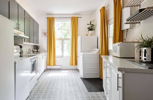 Plateau Mont Royal Apartment | MTLVR #11 | Central, Group Friendly, Patio