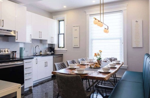 Plateau Mont Royal Apartment | MTLVR #16 | Mountain and city view, sleeps 12