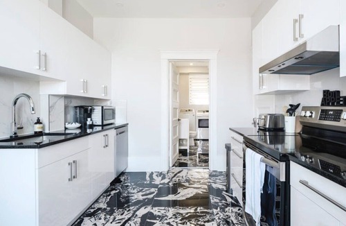 Plateau Mont Royal Apartment | MTLVR#17 | Luxurious flat facing the mountain, A/C