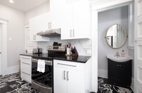 Plateau Mont Royal Apartment | MTLVR#17 | Luxurious flat facing the mountain, A/C