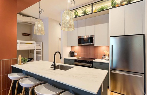 Plateau Mont Royal Apartment | MTLVR #18| Almost ground floor 6 beds, central A/C