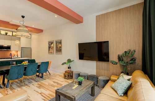 Plateau Mont Royal Apartment | MTLVR #18| Almost ground floor 6 beds, central A/C