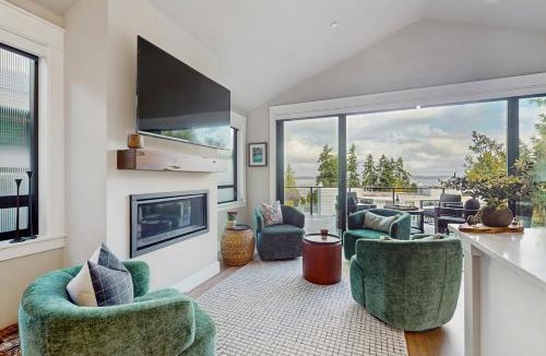 Mukilteo House | Mtn & Puget Sound Views at Mukilteo Retreat