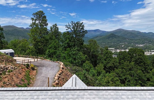 Swannanoa House | MTN Resort Sauna Cold Plunge Hot Tub Pickleball