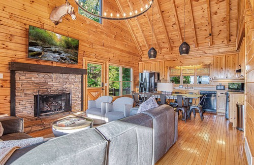 Blue Ridge Cabin | Mtn View Cabin 5 min to Downtown Blue Ridge w/Hot Tub and Firepit, Pet Friendly!