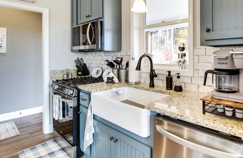 Ellijay Cottage | Mtn‑View Cabin w/Game Room, Hot Tub & Fire Pit
