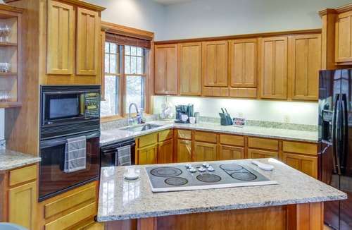 Mountain Air Condo | Mtn-View Condo w/Screened Porch in Burnsville!