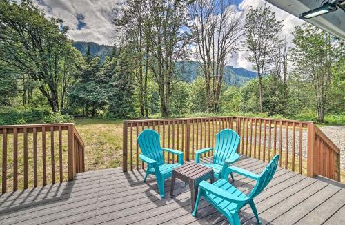 Baring House | Mtn-View Deck and Fire Pit Modern Gold Bar Escape
