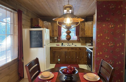 Pigeon Forge Cabin | Mtn.View from Hottub, A+ Location 2 Mi to PF.Pkwy,Not up Mtn,Private,SUPERCLEAN