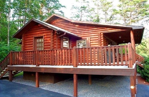 Pigeon Forge Cabin | Mtn.View from Hottub, A+ Location 2 Mi to PF.Pkwy,Not up Mtn,Private,SUPERCLEAN