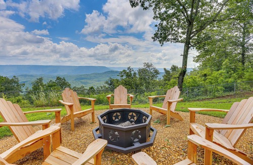 Flat Rock House | Mtn-View Gem: Flat Rock Retreat w/Deck & Grill!