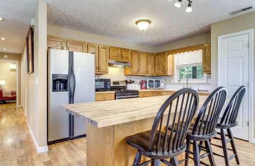 Mohawk House | Mtn View & On-Site Trails! Rural Bybee Retreat