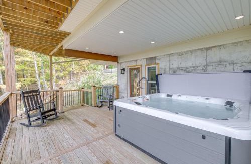 Caldwell House | Mtn Views and Spacious Deck! Modern Caldwell Getaway