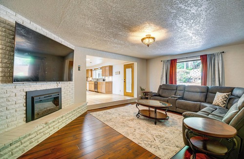 Roseburg Villa | “Mtn Views & Hot Tub: Umpqua Valley Villa!”