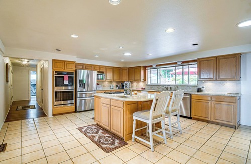 Roseburg Villa | “Mtn Views & Hot Tub: Umpqua Valley Villa!”