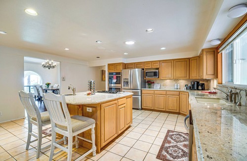 Roseburg Villa | “Mtn Views & Hot Tub: Umpqua Valley Villa!”