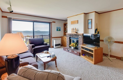 Newport Center Condo | Mtn Views & Pool Access: Lake Memphremagog Condo!