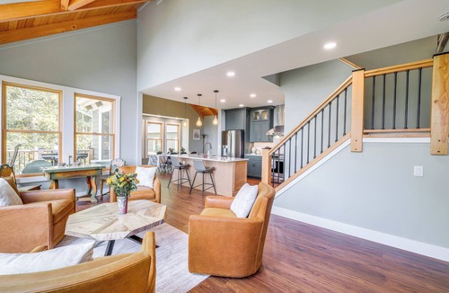 Caldwell House | Mtn Views & Spacious Deck! Modern Caldwell Getaway