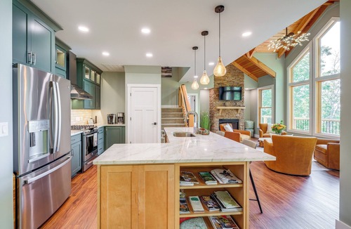 Caldwell House | Mtn Views & Spacious Deck! Modern Caldwell Getaway