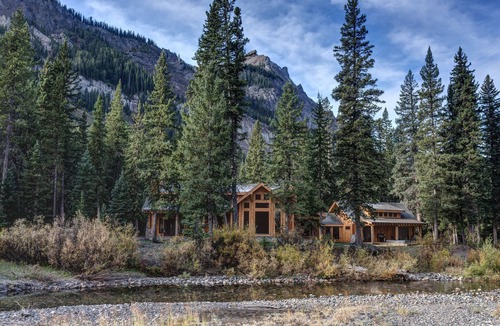 Cooke City-Silver Gate House | MTNLUX Loft Creekside Sauna & Hot tub