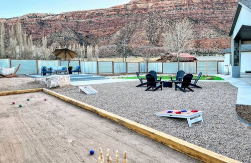 Moab South Valley House | MtnViews–Hot tub-Mini Golf–Bocce–Pool Table–3000sf