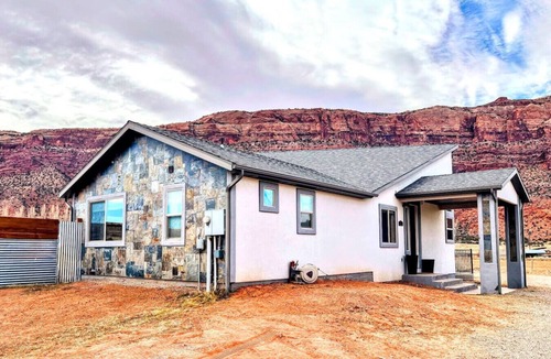 Moab South Valley House | MtnViews–Hot tub-Mini Golf–Bocce–Pool Table–3000sf