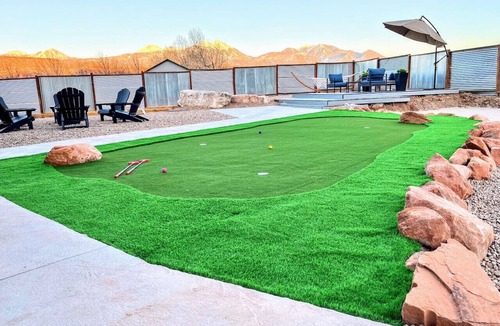 Moab South Valley House | MtnViews–Hot tub-Mini Golf–Bocce–Pool Table–3000sf