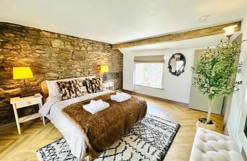 Kirkby Stephen House | Muddy Boots-Arcade Royale