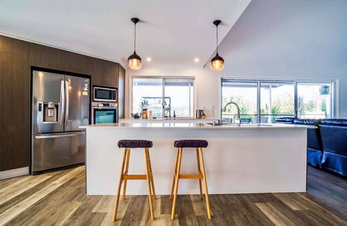 Mudgeeraba House | Mudgeeraba family home with hot tub & garden