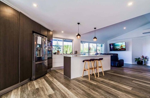 Mudgeeraba House | Mudgeeraba family home with hot tub & garden