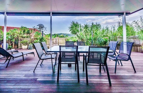 Mudgeeraba House | Mudgeeraba family home with hot tub & garden