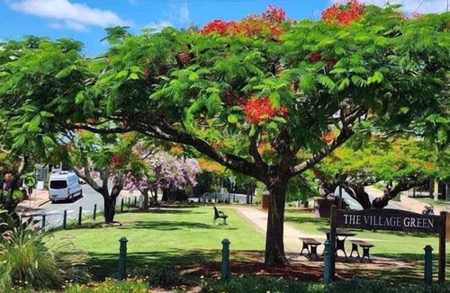 Mudgeeraba House | Mudgeeraba family home with hot tub & garden